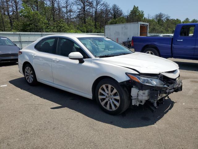 4T1B11HK7JU098161 - 2018 TOYOTA CAMRY L WHITE photo 4