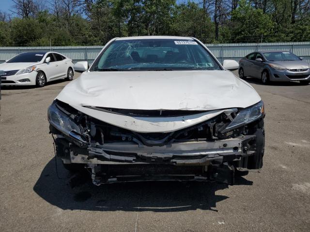 4T1B11HK7JU098161 - 2018 TOYOTA CAMRY L WHITE photo 5