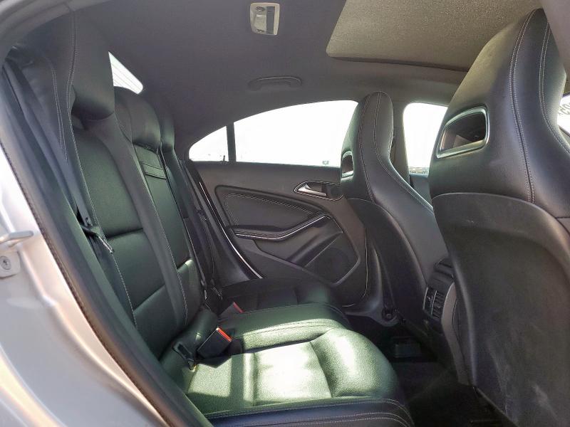 WDDSJ4EB3JN563447 - 2018 MERCEDES-BENZ CLA 250 银色 照片 11