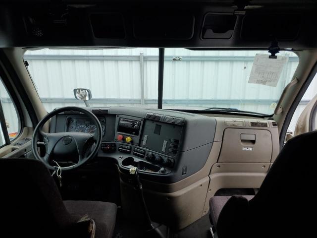 3AKJGLD56GSGW2259 - 2016 FREIGHTLINER CASCADIA 1 WHITE photo 5