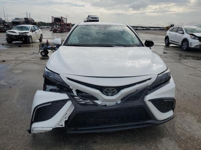 4T1T11AK2PU809899 - 2023 TOYOTA CAMRY SE NIGHT SHADE WHITE photo 5