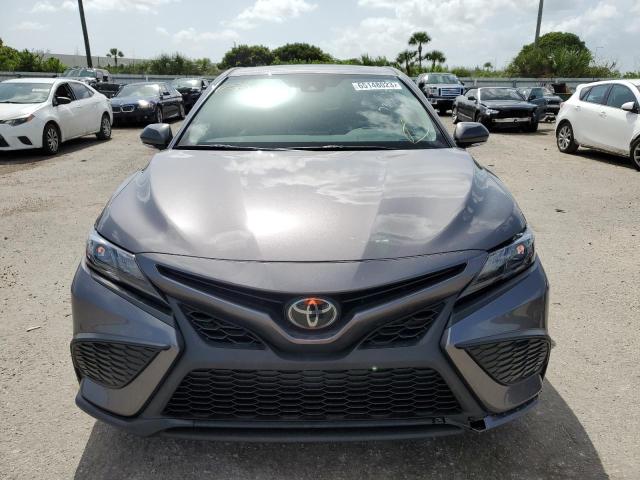 4T1G11AK9PU739061 - 2023 TOYOTA CAMRY SE NIGHT SHADE GRAY photo 5