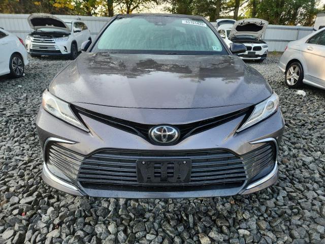 4T1F11BK3NU056831 - 2022 TOYOTA CAMRY XLE Մոխրագույն լուսանկար 5