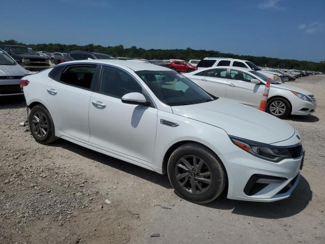 5XXGT4L38LG390318 - 2020 KIA OPTIMA LX WHITE photo 4