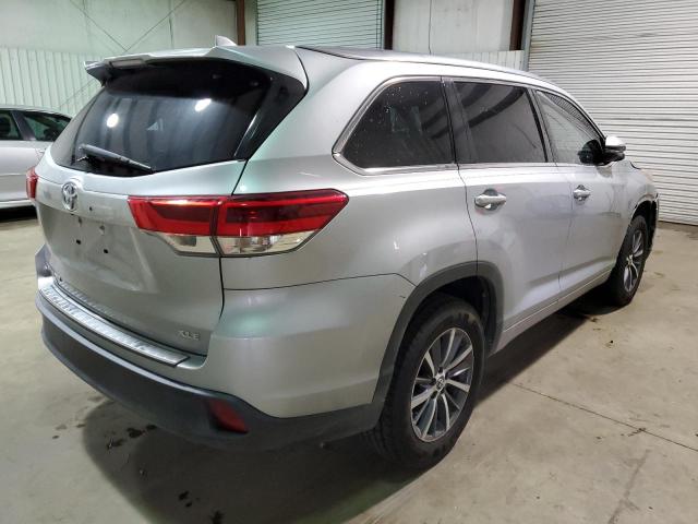 5TDKZRFH5JS537011 - 2018 TOYOTA HIGHLANDER SE SILVER photo 4