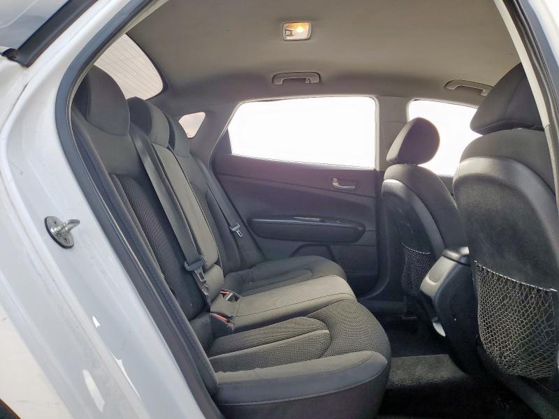 5XXGT4L35KG346114 - 2019 KIA OPTIMA LX WHITE photo 10