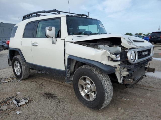 JTEBU4BF2AK097936 - 2010 TOYOTA FJ CRUISER WHITE photo 4