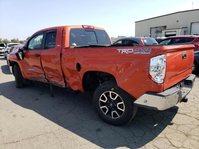 5TFUY5F14JX725956 - 2018 TOYOTA TUNDRA DOUBLE CAB SR/SR5 ORANGE photo 2