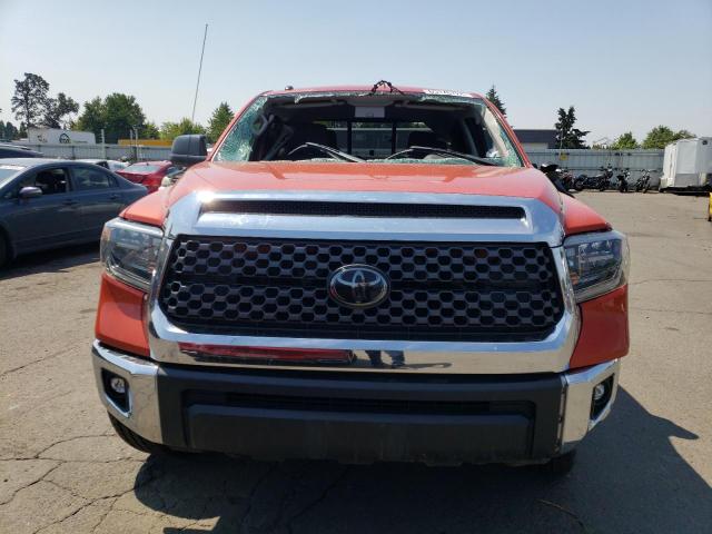 5TFUY5F14JX725956 - 2018 TOYOTA TUNDRA DOUBLE CAB SR/SR5 ORANGE photo 5