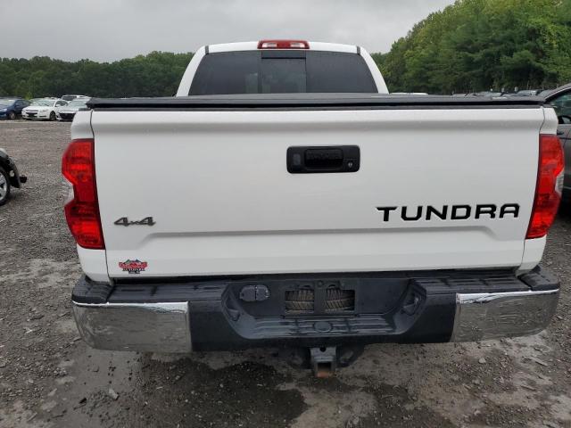 5TFUM5F16JX077824 - 2018 TOYOTA TUNDRA DOUBLE CAB SR/SR5 WHITE photo 6