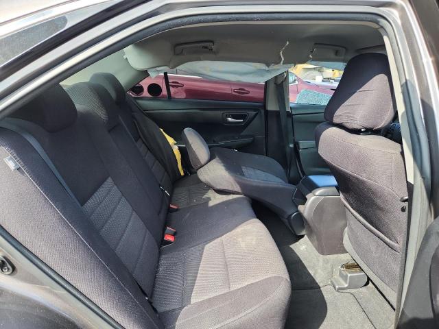 4T1BF1FK9HU710052 - 2017 TOYOTA CAMRY LE ნაცრისფერი ფოტო 10