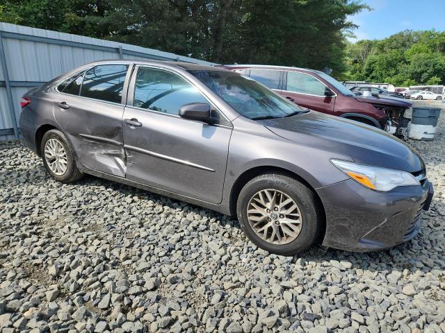 4T1BF1FK9HU710052 - 2017 TOYOTA CAMRY LE ნაცრისფერი ფოტო 4