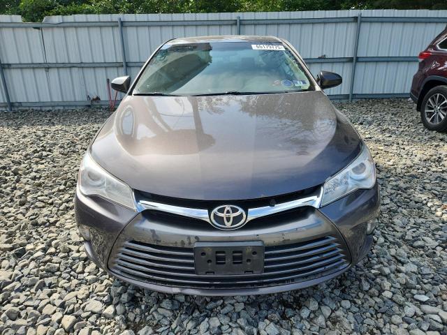 4T1BF1FK9HU710052 - 2017 TOYOTA CAMRY LE ნაცრისფერი ფოტო 5