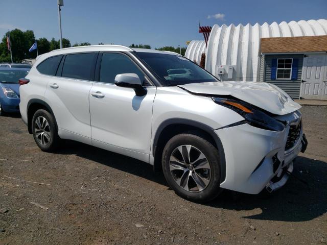 5TDGZRBH7NS577589 - 2022 TOYOTA HIGHLANDER XLE WHITE photo 4
