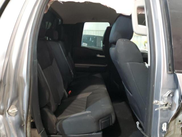 5TFUW5F18HX586530 - 2017 TOYOTA TUNDRA DOUBLE CAB SR/SR5 SILVER photo 6