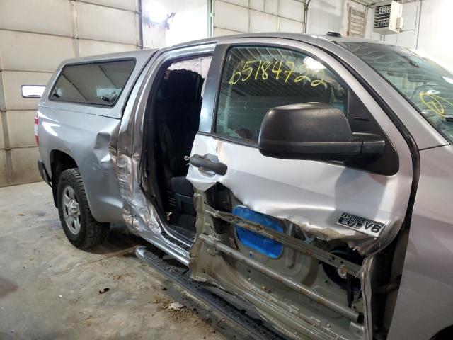 5TFUW5F18HX586530 - 2017 TOYOTA TUNDRA DOUBLE CAB SR/SR5 SILVER photo 9