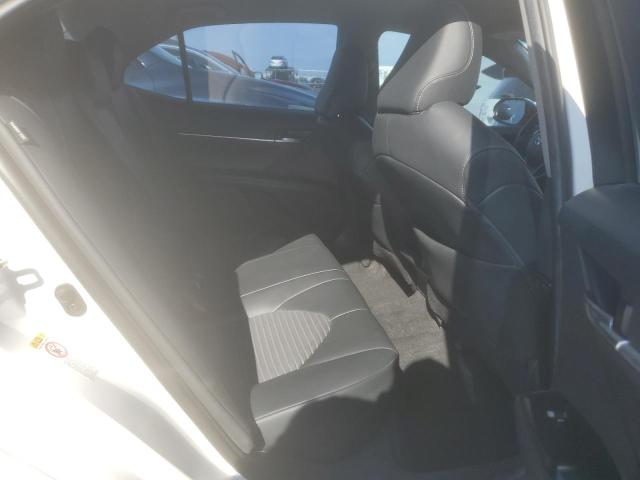 4T1B11HK1JU572072 - 2018 TOYOTA CAMRY L WHITE photo 10