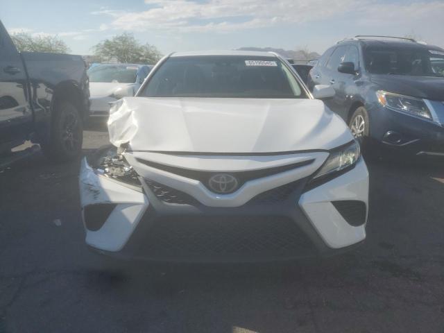 4T1B11HK1JU572072 - 2018 TOYOTA CAMRY L WHITE photo 5