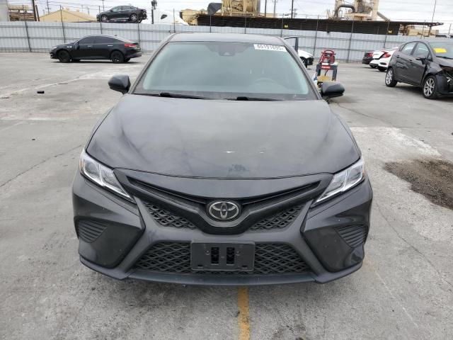 4T1G11AK9LU863714 - 2020 TOYOTA CAMRY SE BLACK photo 5