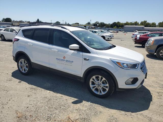 1FMCU0GD9JUD37802 - 2018 FORD ESCAPE SE WHITE photo 4