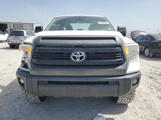 5TFRM5F17FX085525 - 2015 TOYOTA TUNDRA DOUBLE CAB SR/SR5 WHITE photo 5