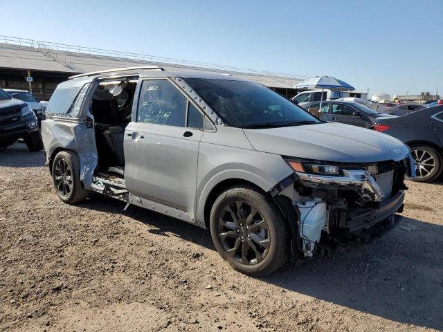 KNDNE5H36P6198321 - 2023 KIA CARNIVAL SX GRAY photo 4