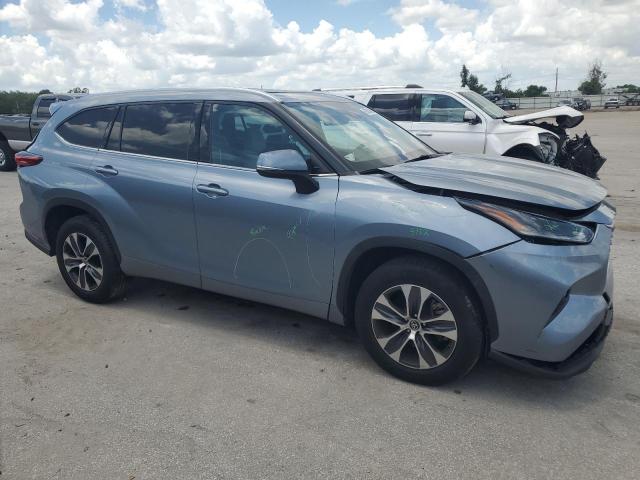5TDGZRAH3MS060046 - 2021 TOYOTA HIGHLANDER XLE BLUE photo 4