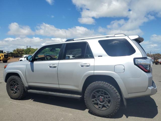 JTEEU5JR9R5306193 - 2024 TOYOTA 4RUNNER SR5 Silber Foto 2