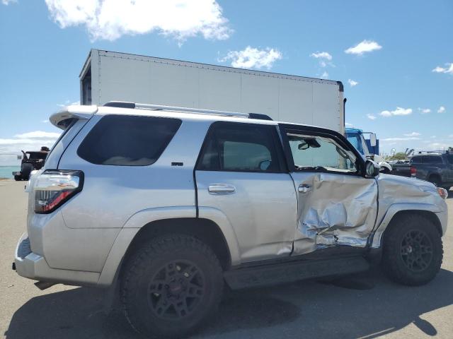 JTEEU5JR9R5306193 - 2024 TOYOTA 4RUNNER SR5 Silber Foto 3