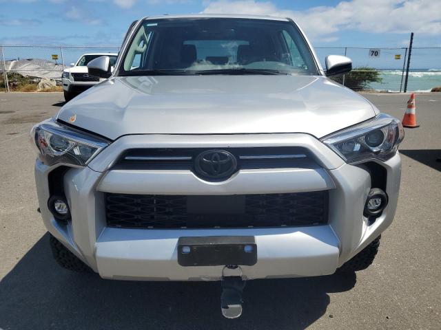 JTEEU5JR9R5306193 - 2024 TOYOTA 4RUNNER SR5 Silber Foto 5