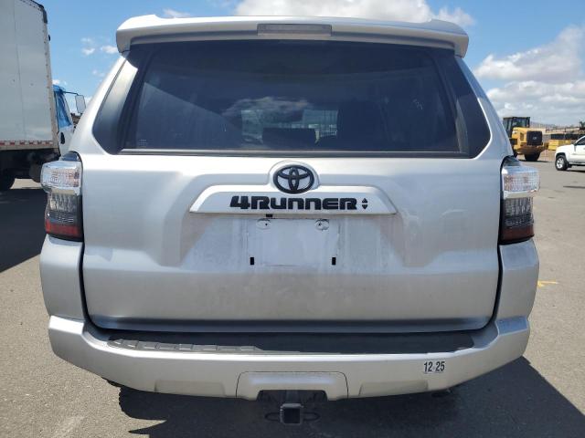 JTEEU5JR9R5306193 - 2024 TOYOTA 4RUNNER SR5 Silber Foto 6