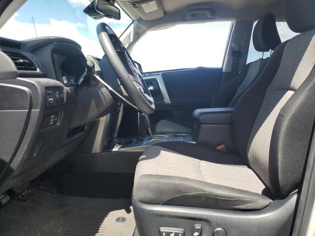 JTEEU5JR9R5306193 - 2024 TOYOTA 4RUNNER SR5 Silber Foto 7