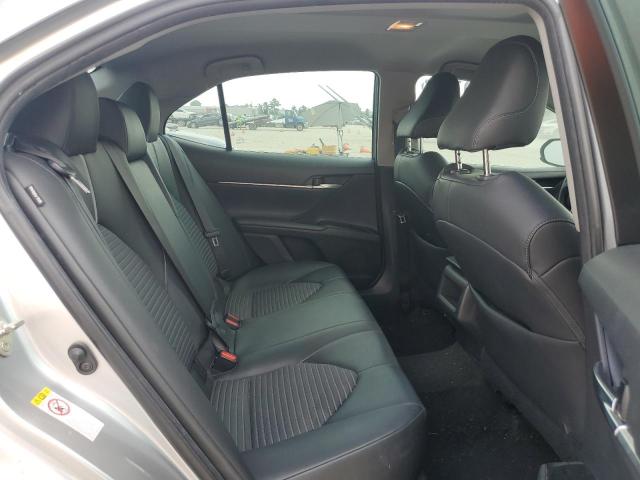 4T1B11HK1JU078892 - 2018 TOYOTA CAMRY L SILVER photo 10