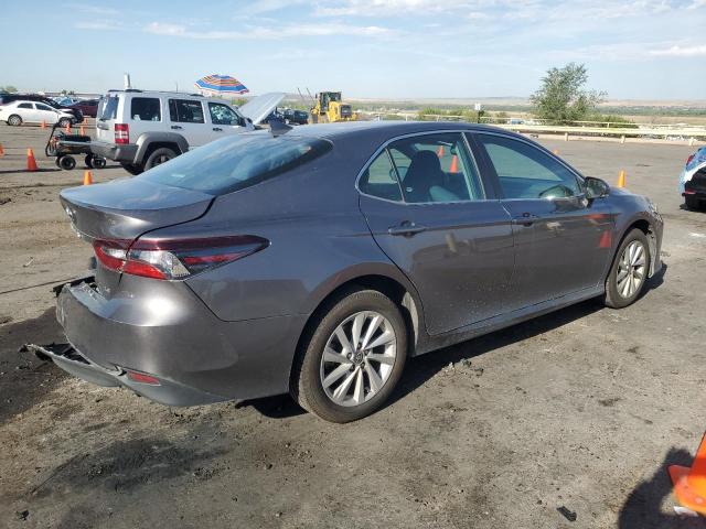 4T1R11AK6NU671436 - 2022 TOYOTA CAMRY LE CHARCOAL photo 3