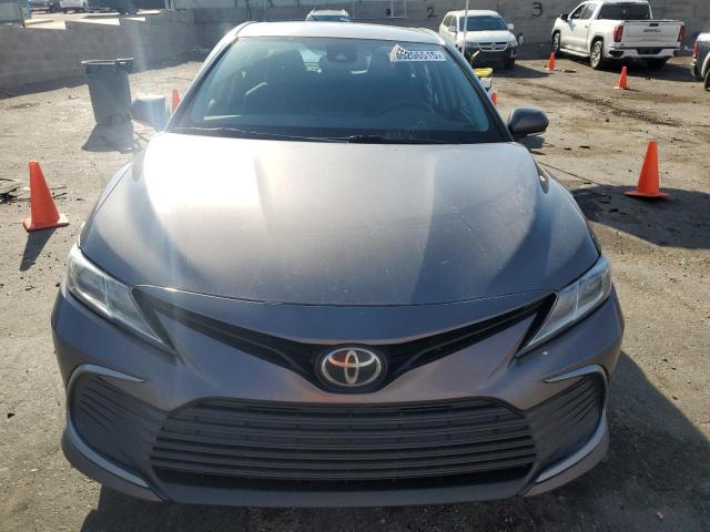 4T1R11AK6NU671436 - 2022 TOYOTA CAMRY LE CHARCOAL photo 5