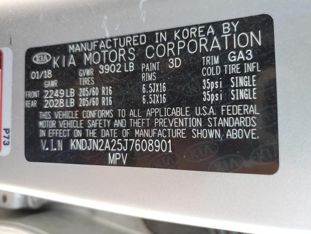 KNDJN2A25J7608901 - 2018 KIA SOUL SILVER photo 13