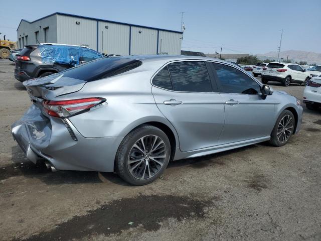 4T1B11HK9JU089512 - 2018 TOYOTA CAMRY L SILVER photo 3