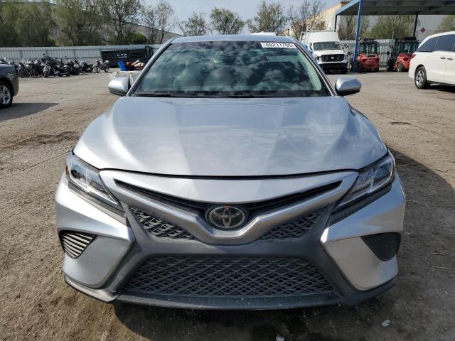 4T1B11HK9JU089512 - 2018 TOYOTA CAMRY L SILVER photo 5