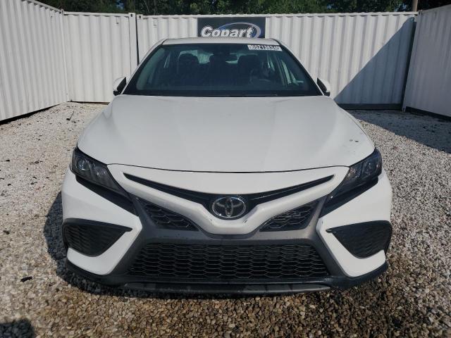 4T1G11AK9RU197740 - 2024 TOYOTA CAMRY SE NIGHT SHADE WHITE photo 5