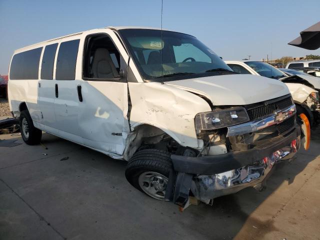 1GAHG39U141131968 - 2004 CHEVROLET EXPRESS G3 WHITE photo 4