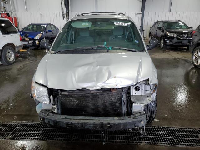 2C4GT54L84R568385 - 2004 CHRYSLER TOWN & COU TOURING SILVER photo 5