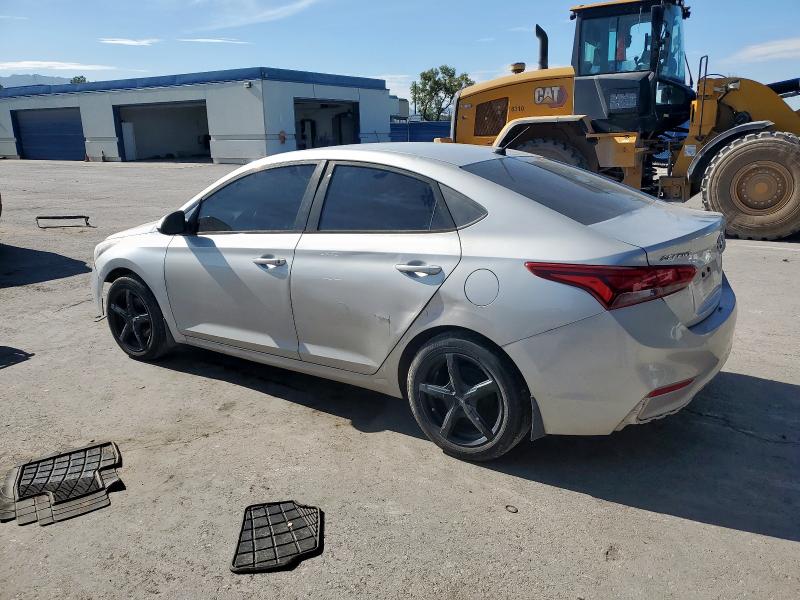 3KPC24A32JE018161 - 2018 HYUNDAI ACCENT SE Argent photo 2