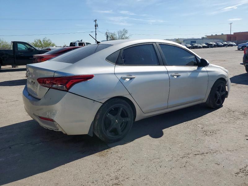 3KPC24A32JE018161 - 2018 HYUNDAI ACCENT SE Argent photo 3