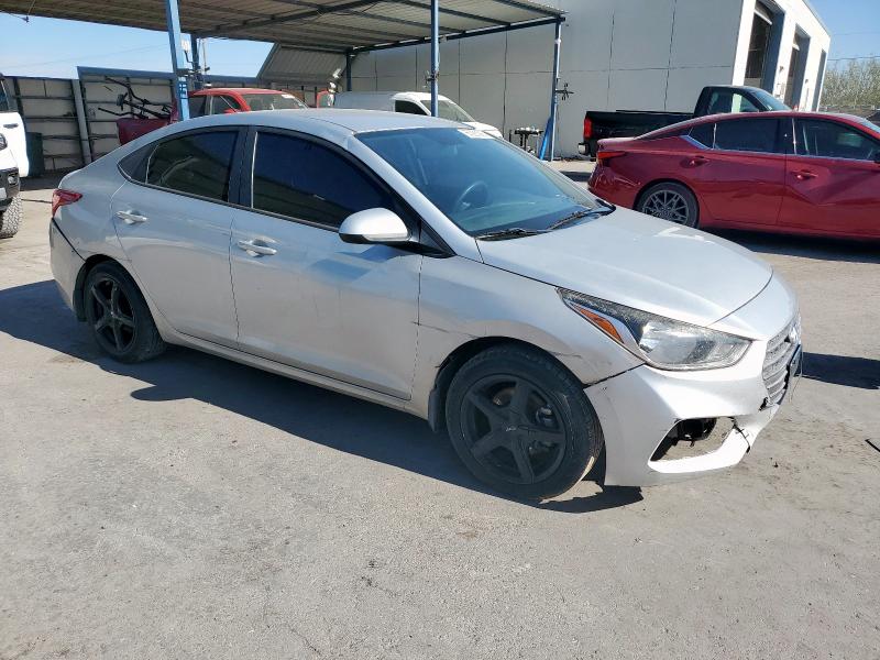 3KPC24A32JE018161 - 2018 HYUNDAI ACCENT SE Argent photo 4