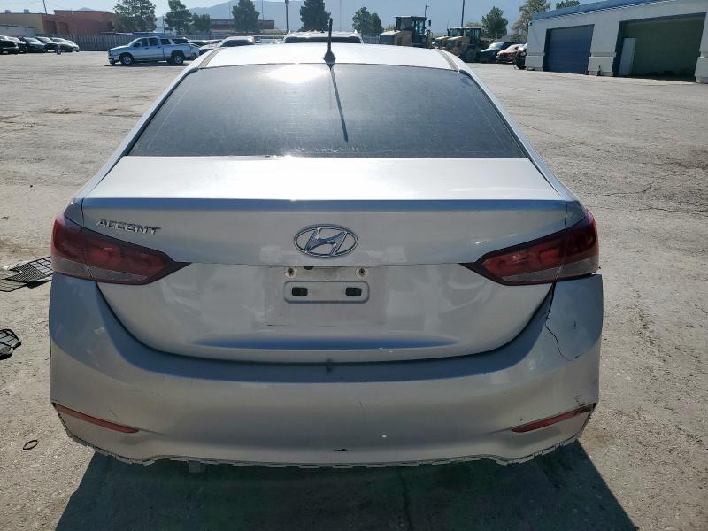 3KPC24A32JE018161 - 2018 HYUNDAI ACCENT SE Argent photo 6