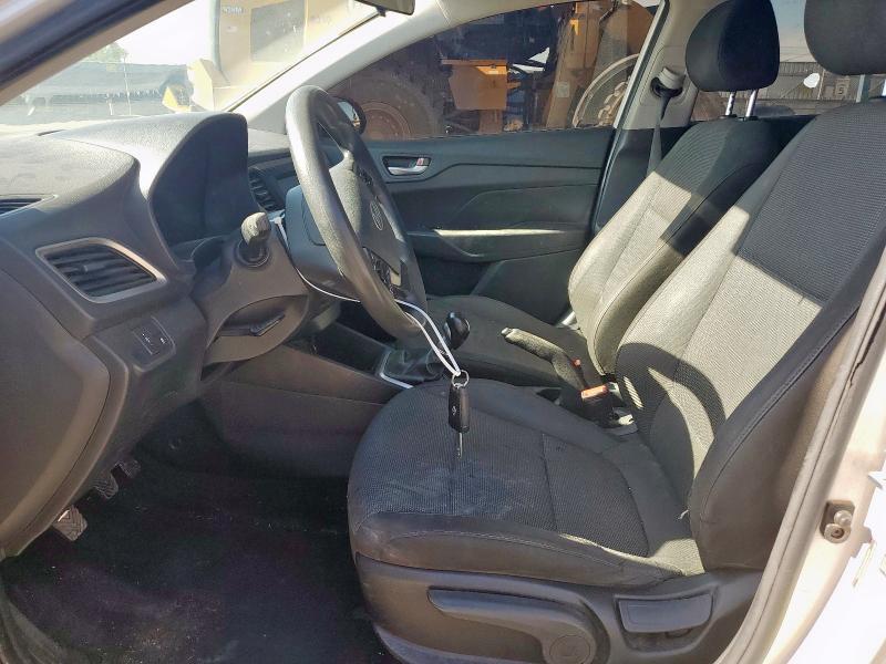 3KPC24A32JE018161 - 2018 HYUNDAI ACCENT SE Argent photo 7