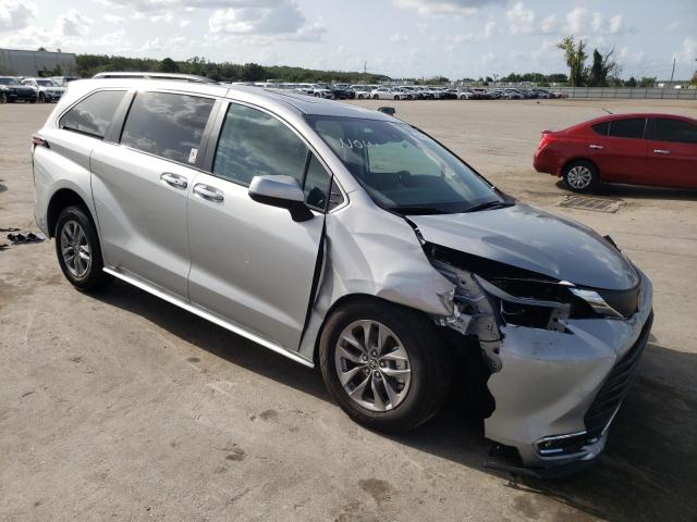 5TDYRKEC2PS137178 - 2023 TOYOTA SIENNA XLE SILVER photo 4