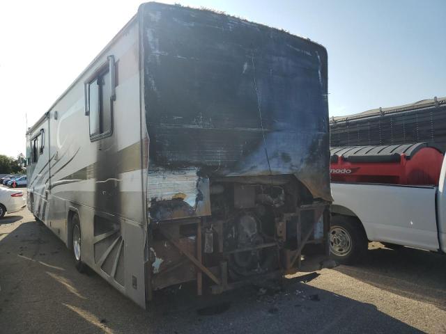 4UZ6LMEB3YCF85930 - 2000 FREIGHTLINER CHASSIS VCL WHITE photo 3