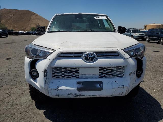 JTEEU5JR8M5235996 - 2021 TOYOTA 4RUNNER SR5 WHITE photo 5