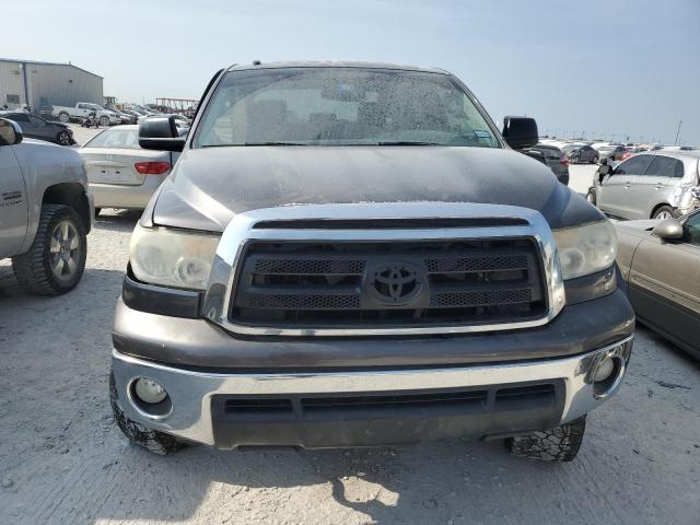 5TFEM5F17CX037985 - 2012 TOYOTA TUNDRA CREWMAX SR5 GRAY photo 5